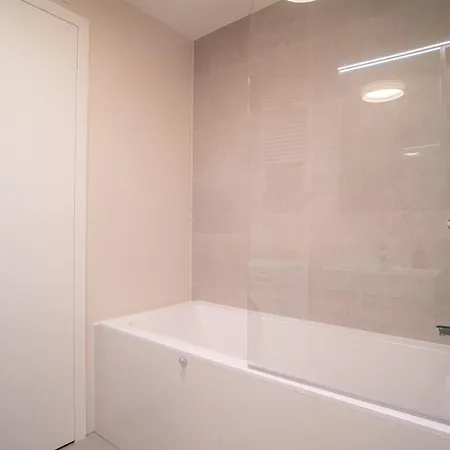 Elegant 2-bedroom Apartamento Bratislava